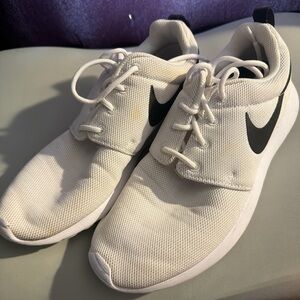 Nike White Roshe Sneakers 8.5
